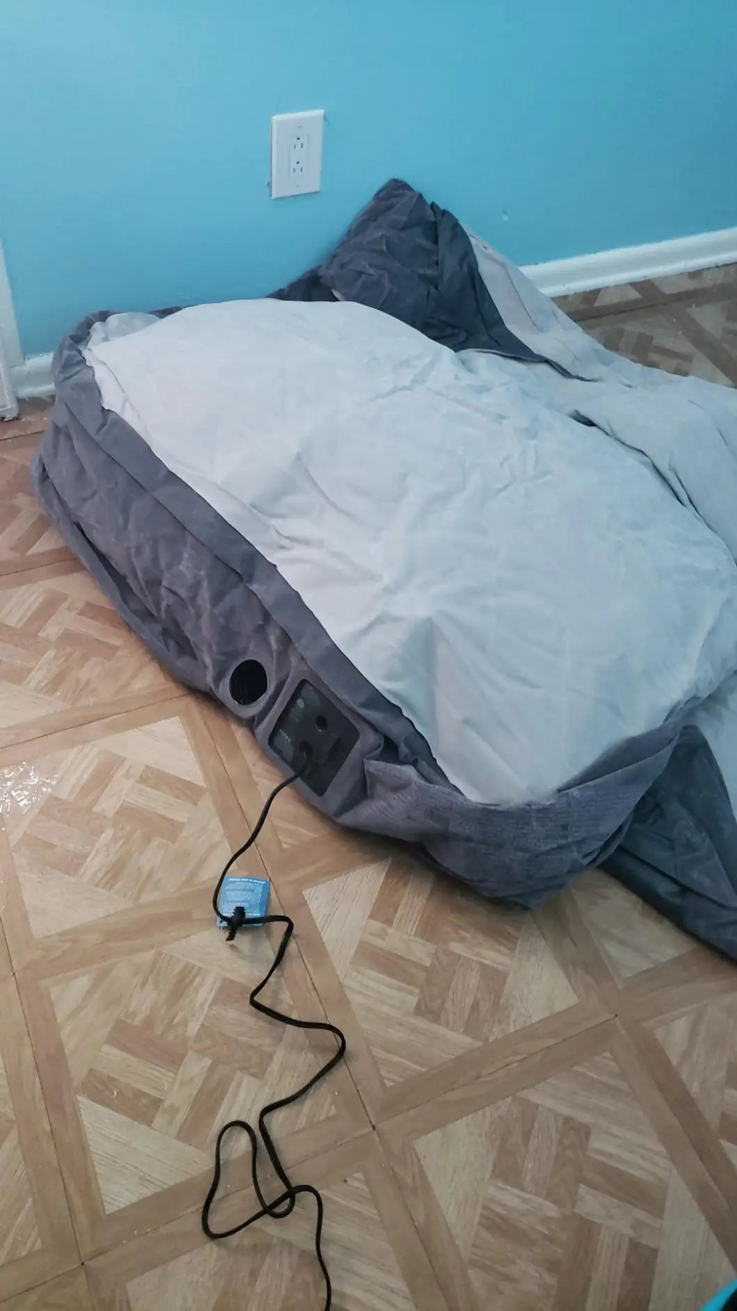 Air Mattress Self Inflatable Blow Up Bed Auto Shut Off Comfortable Surface Best for Guest Travel Vacation Camping