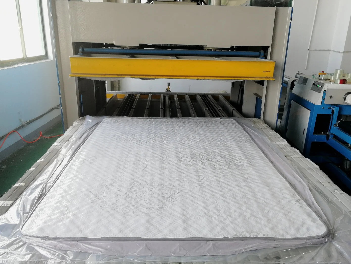 Medium Firm Gel Luxury Roll Compressed Memory Foam Mattress With Removable Cover